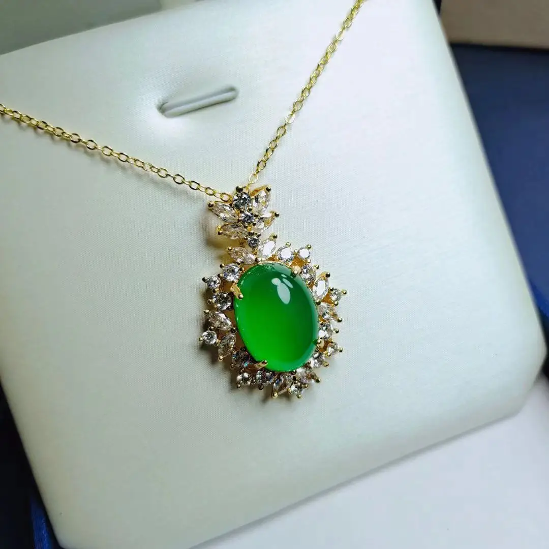 

Ожерелье с подвеской из натурального зеленого халцедона с инкрустацией ледяного короля