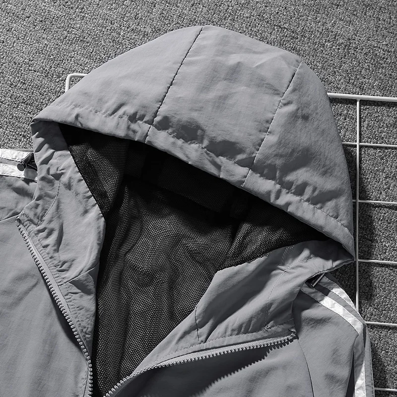 Бомбер мужской с капюшоном повседневная приталенная тонкая куртка на молнии в