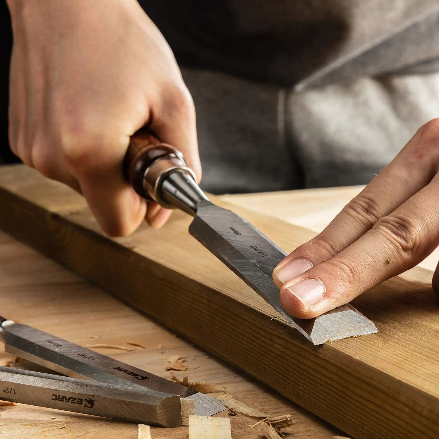

EZARC 6-25mm CR-V Wood Carving Knife Graver Carving Chisel Carpenter Tools with Walnut Handle Wooden Knockable Flat Woodworking
