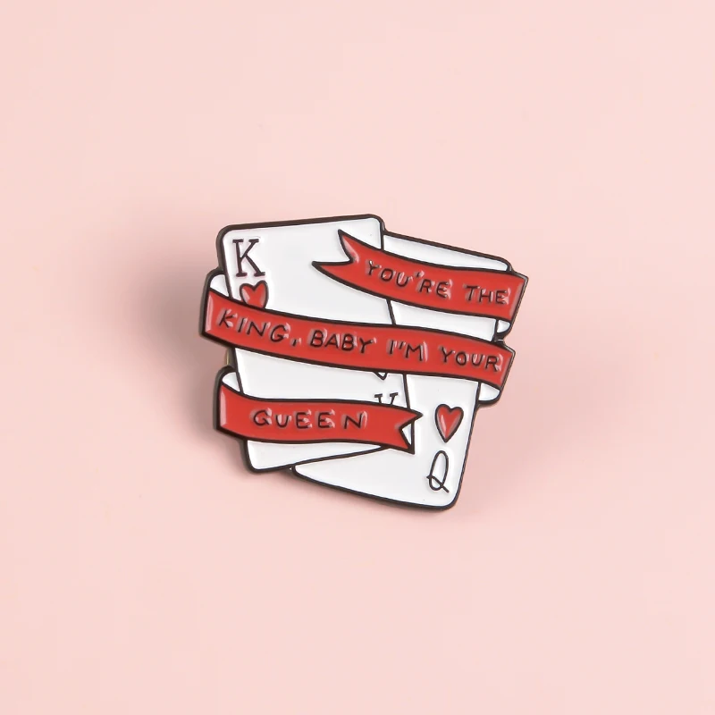 Забавные меме Покер Баннер эмаль Pin Hearts.Q / K Король Королева пара Броши Эмаль