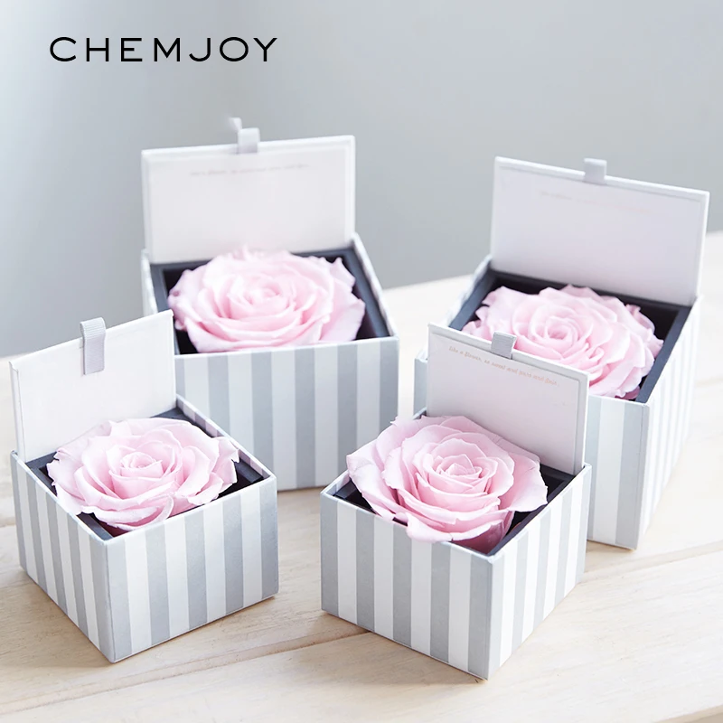 Полосатая картонная коробка с цветами цветочный букет подарочные упаковочные