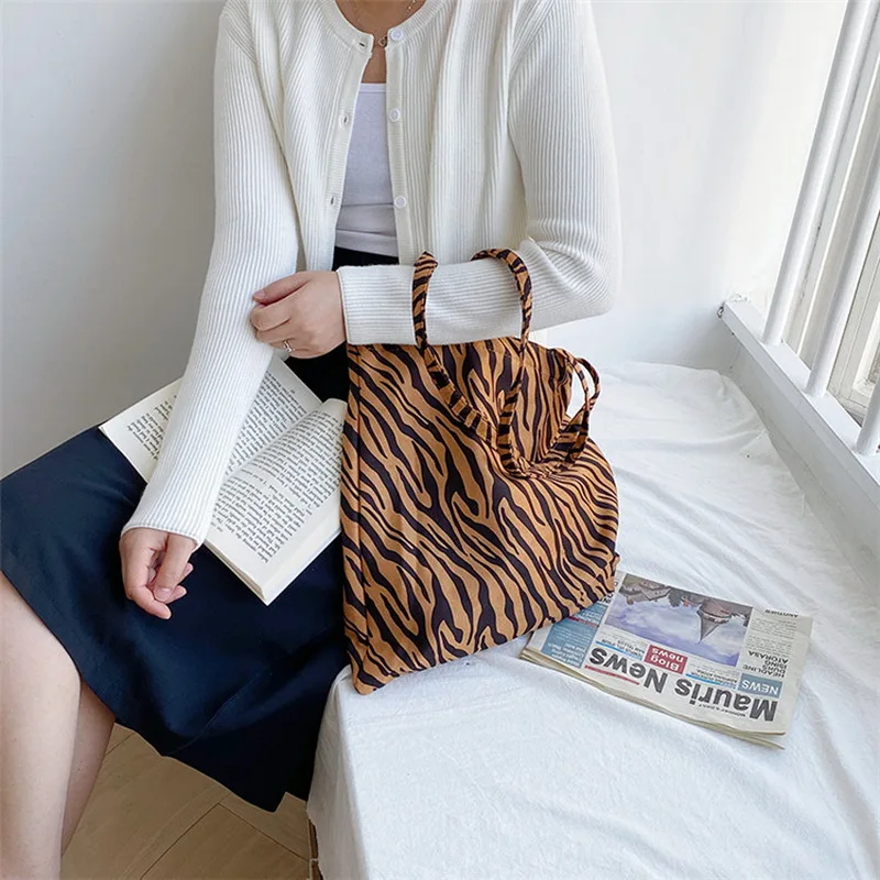 

Ansloth Retro Zebra Pattern Women Shoulder Bags Large Capacity Canvas Shopping Bags Fashion Female Casual Top-Handle Bag HPS1144