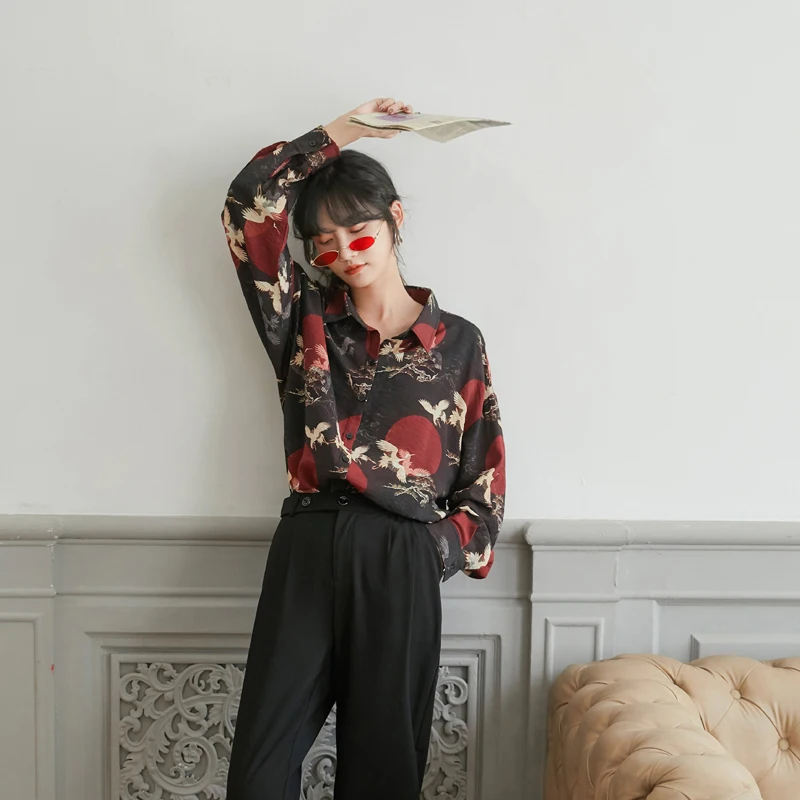 Женская винтажная рубашка QWEEK черная Свободная с анималистическим принтом на