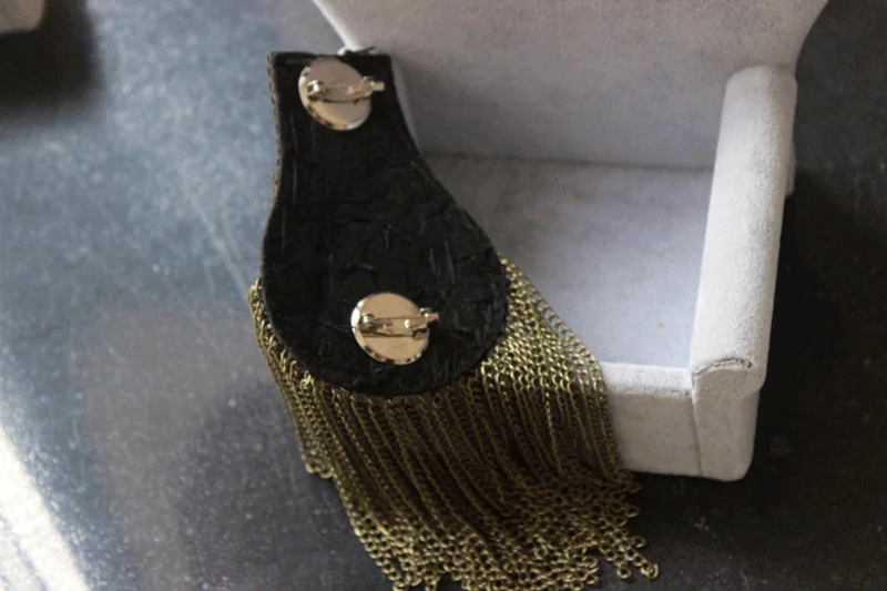 Бижутерия ручной работы в стиле рок большая брошь с кисточкой на плечо эполеты