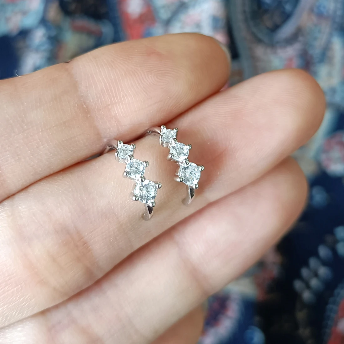 Женские серебряные сверкающие серьги-гвоздики в виде полуобруча с фианитом A1244 |