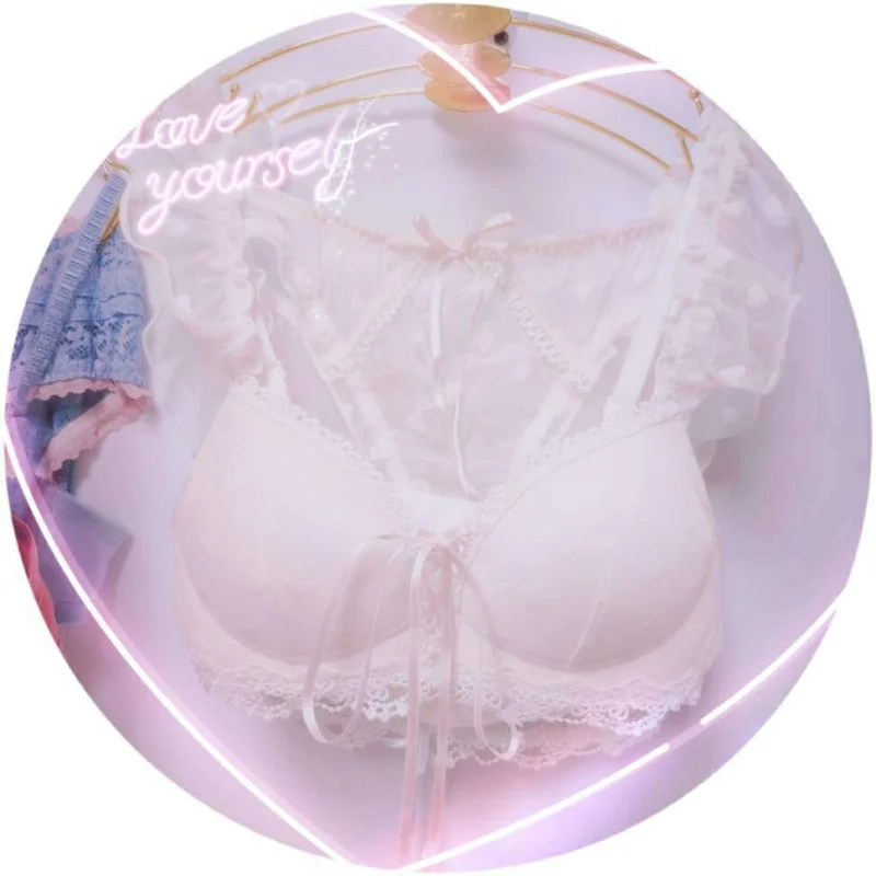 Комплект кружевного нижнего белья из бюстгальтера без косточек и трусиков |