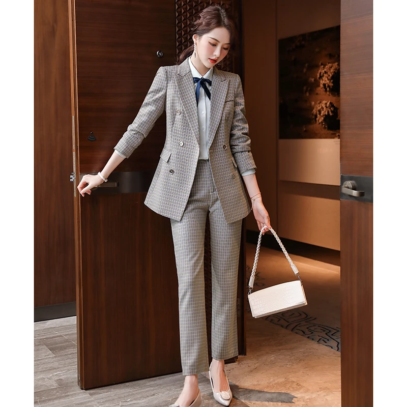 Женский деловой костюм двубортный Блейзер темно синий и бежевый клетчатый