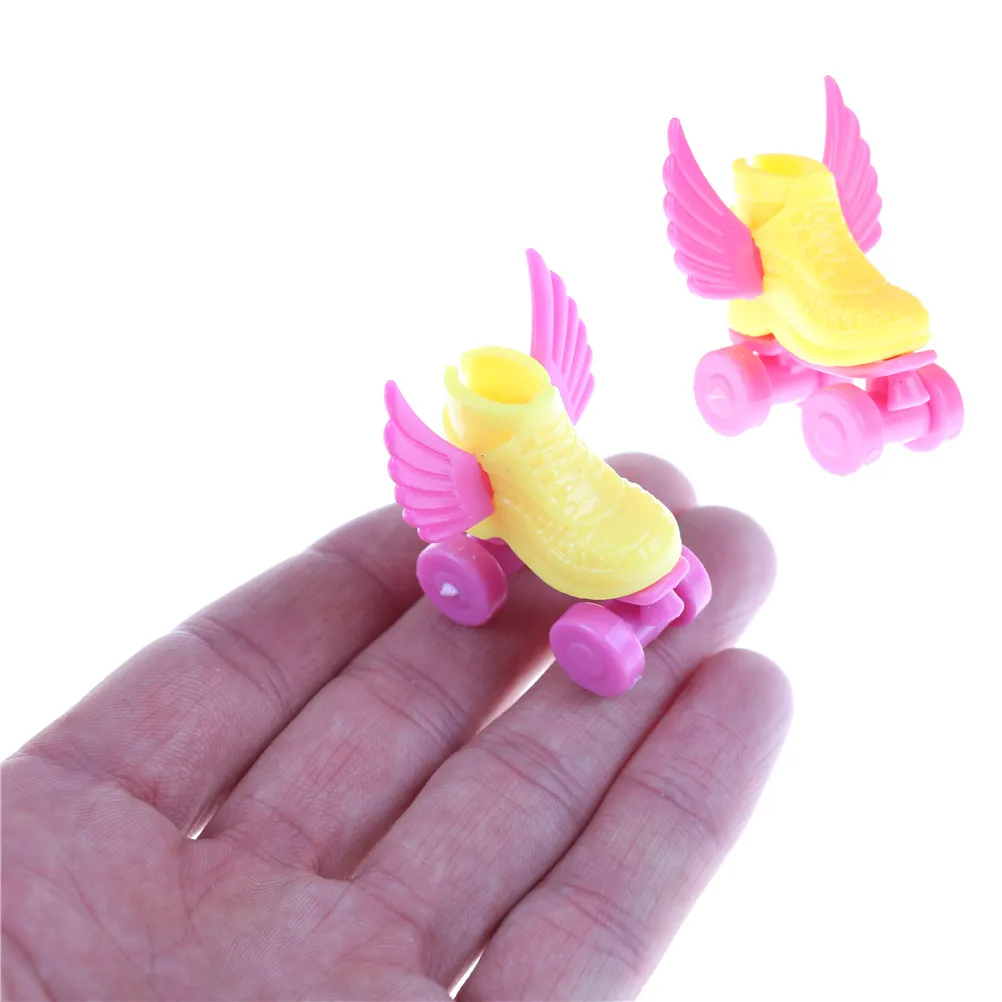 

1 пара роликовых коньков, красивая кукольная обувь, игрушки для девочек, декоративный игровой домик, аксессуары для кукол, 3 см, игрушечный ро...