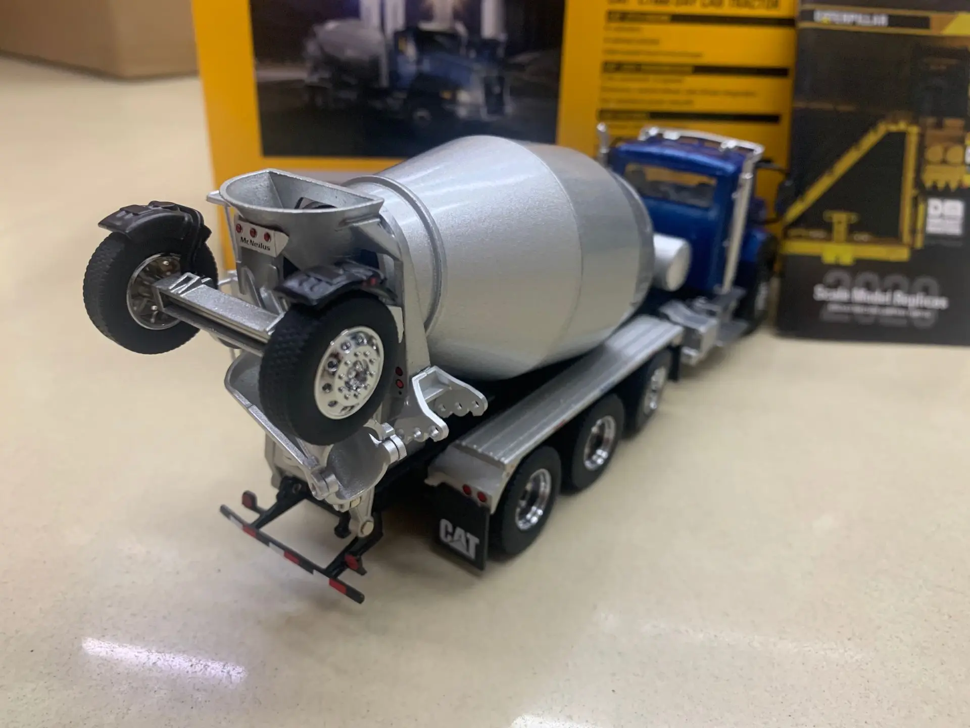 Кота CT660 кабина день трактор с Mcneilus Bridgemaster смеситель 1:50 весы по бренд DieCast Masters