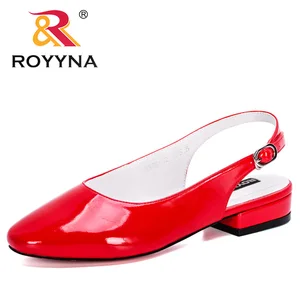 Женские мюли без застежки ROYYNA, элегантные сандалии с круглым носком, сланцы, на низком каблуке, тапочки с закрытым носком, 2020