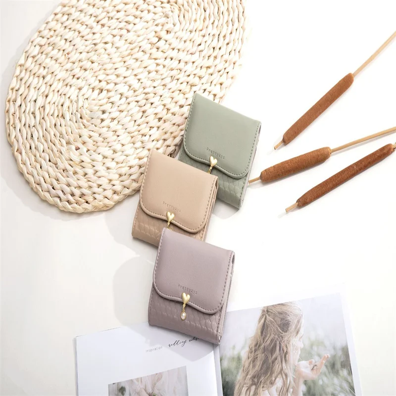 

Модный новый женский короткий кошелек Prettyzys, маленький женский кошелек с подвеской в виде сердца, тройного сложения, держатель для карт, кош...