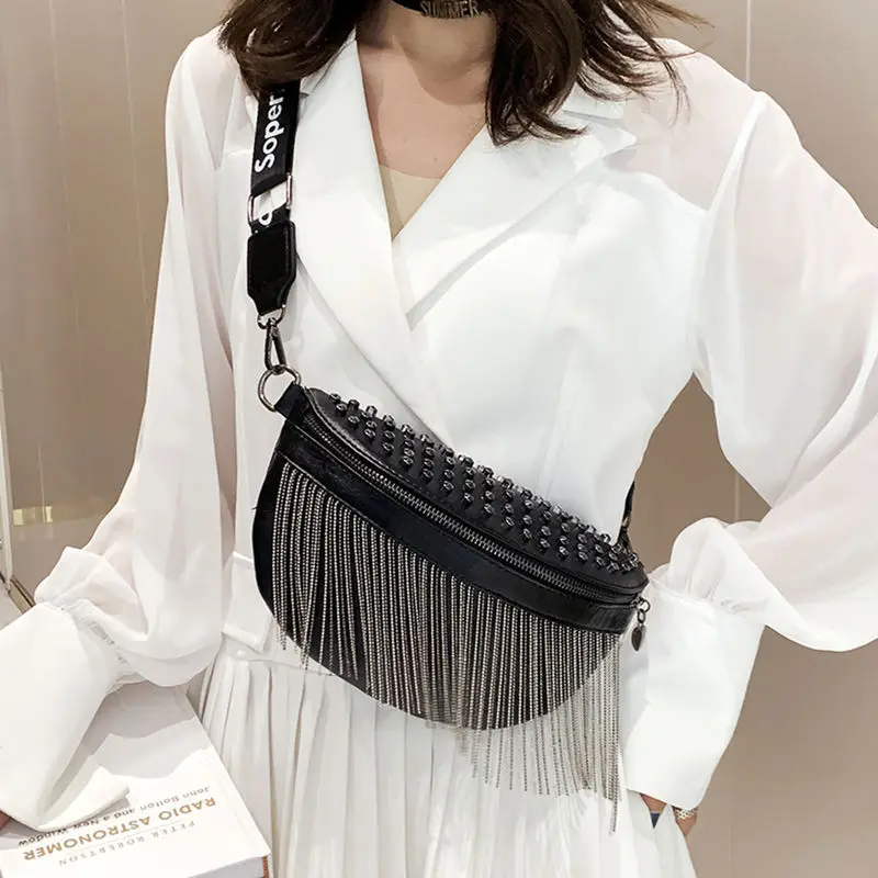 Кожаная сумка на груди с заклепками и кисточками женская широким плечевым ремнем