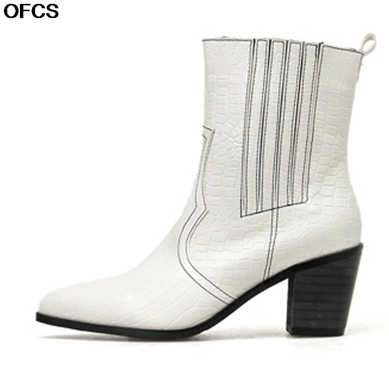 Белые черные ботинки из искусственной кожи со змеиным верхом и острым носком на