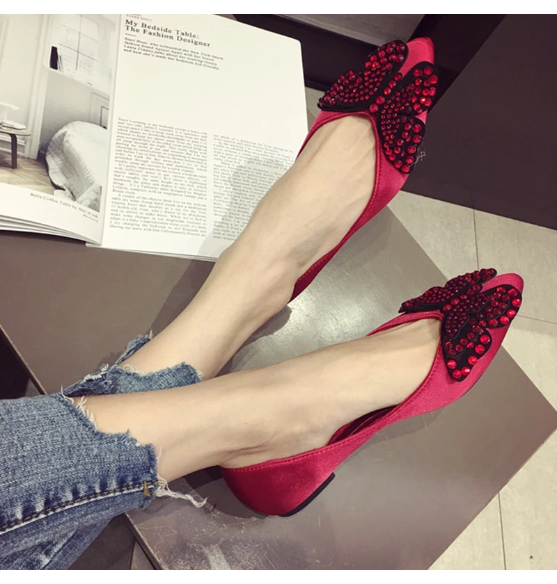 Туфли на плоской подошве со стразами женские модные мокасины с острым носком