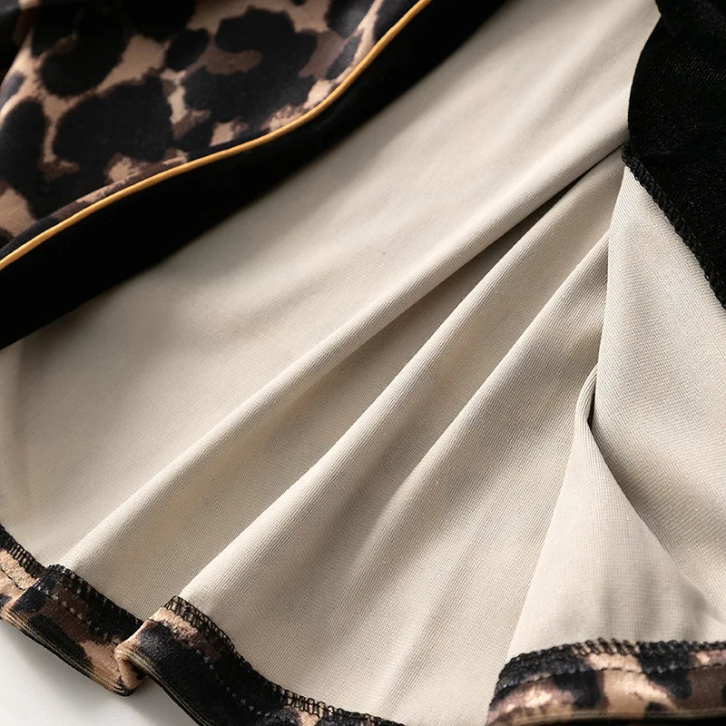 Женская ночная рубашка laметрической формы велюровая с отложным воротником