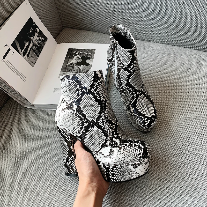 Женские зимние ботильоны со змеиным принтом Пикантные ботинки на высоком