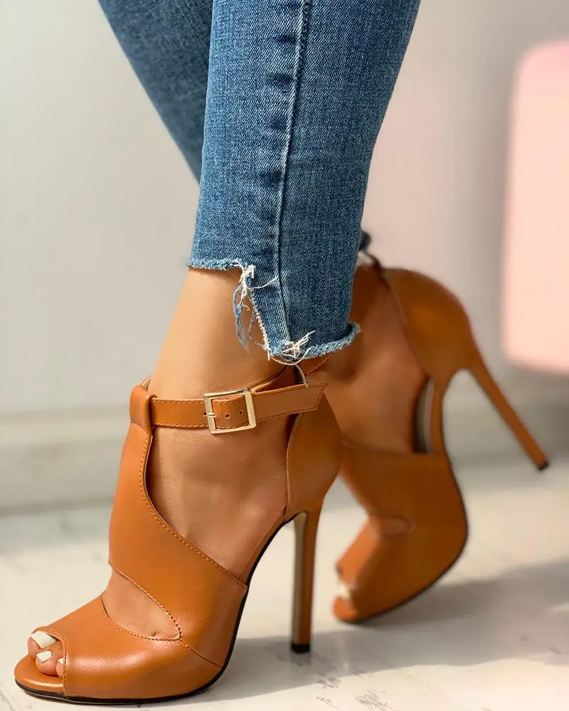 Однотонные босоножки из искусственной кожи на тонком каблуке с открытым носком и