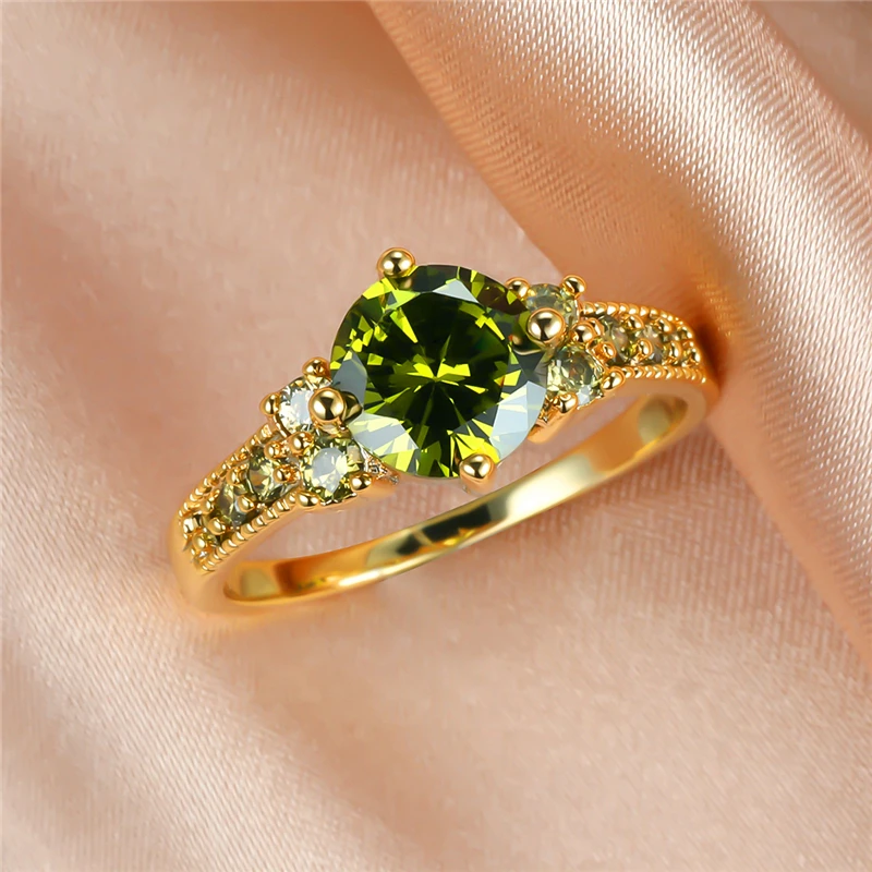 Очаровательное женское кольцо с оливковым зеленым кристаллом и камнем винтажное