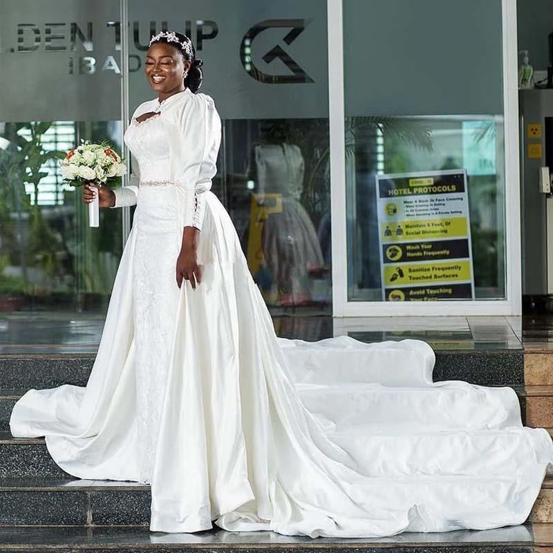 

Женское свадебное платье со съемным шлейфом