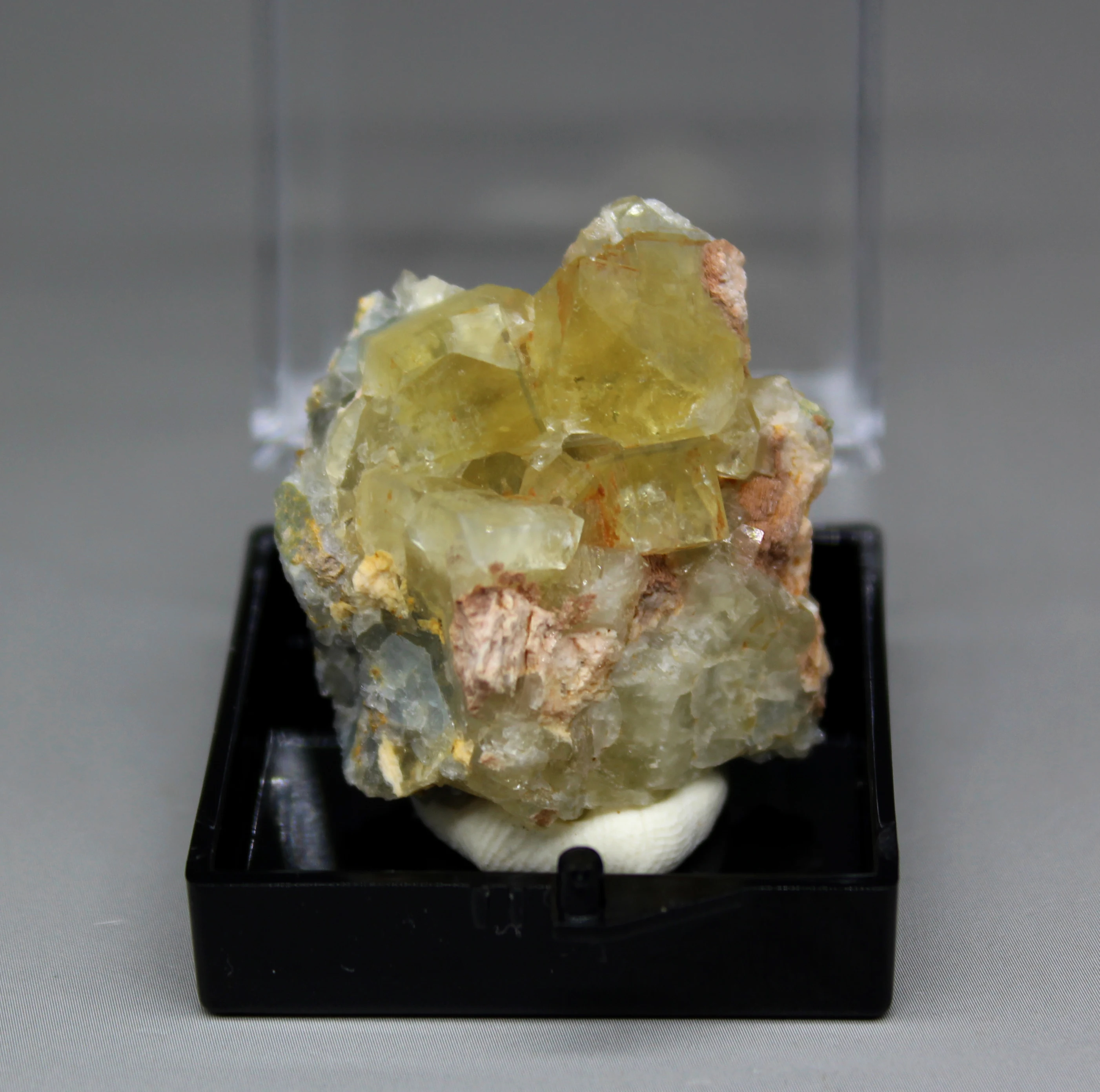 

New mineral！100% Natural Rare yellow fluorite mineral specimens Stones and crystals Healing crystal send box box size 3.4cm
