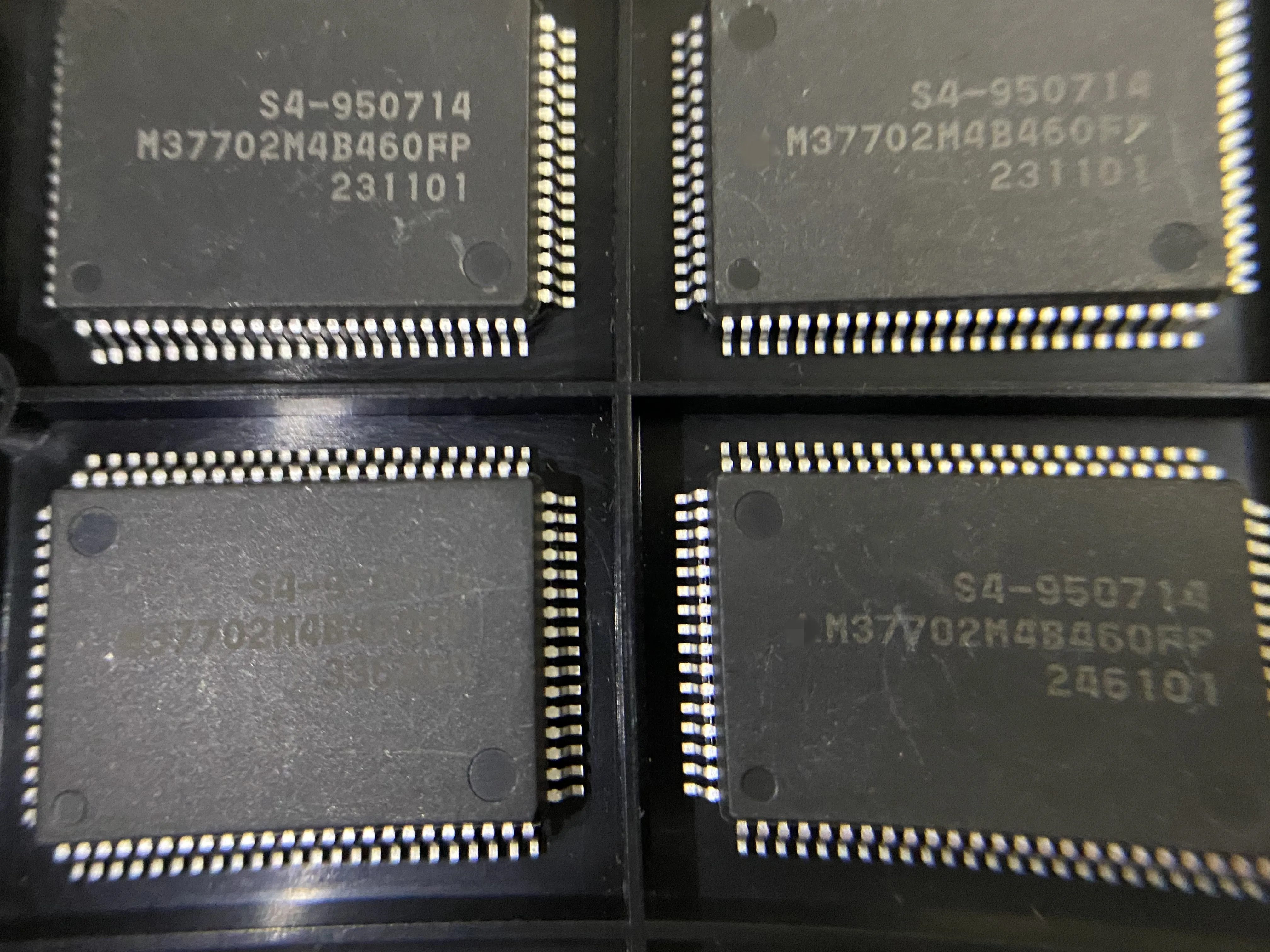

2PCS M37702M4B460FP M37702M4B468FP M37702M4B470FP