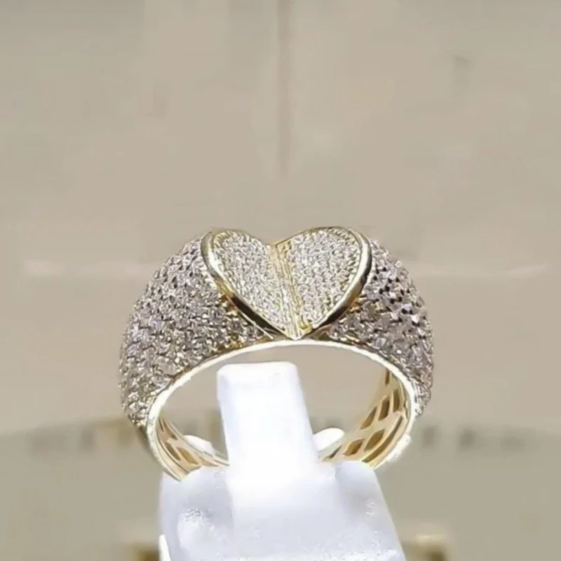 Фото Женское классическое кольцо с кристаллами золотистое Модная бижутерия