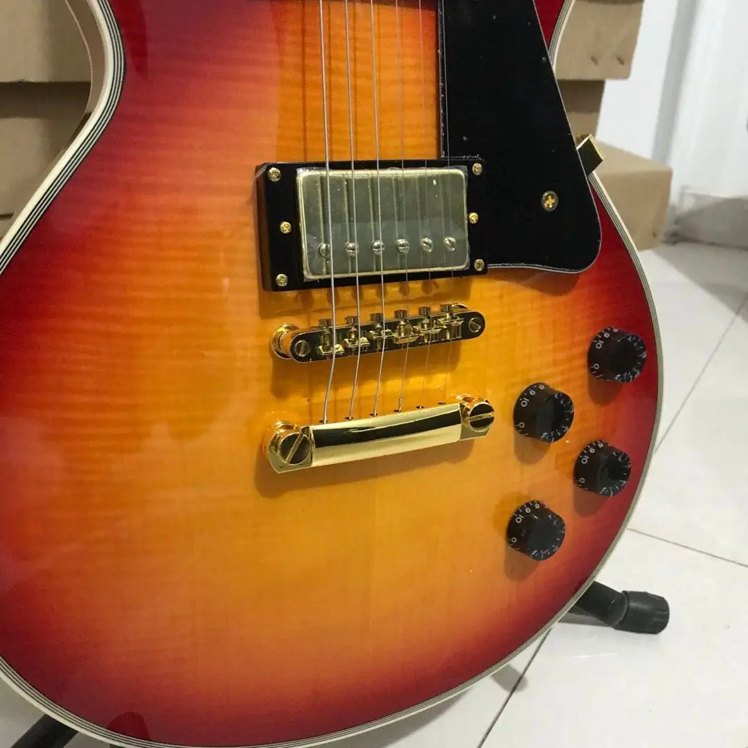 HOT SALE CHERRY SUNBURST LP CUSTOM ELECTRIC GUITAR GOLD HARDWARE TIGER STRIPED MAPLE TOP MAHOGANY WOOD QUICK DELIVERY IN STOCK - ГОРЯЧАЯ РАСПРОДАЖА ЭЛЕКТРОГИТАРЫ LP CUSTOM CHERRY SUNBURST С ЗОЛОТЫМИ ФУРНИТУРАМИ, КАРТОФЕЛЬ МОРОЖЕНОЕ ТИГРОВОЙ РАСЦВЕТКИ, ВЕР