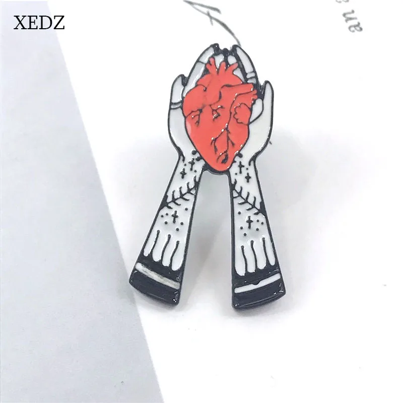 XEDZ новая брошь в форме сердца удерживающая руки на руку с листьями и красным