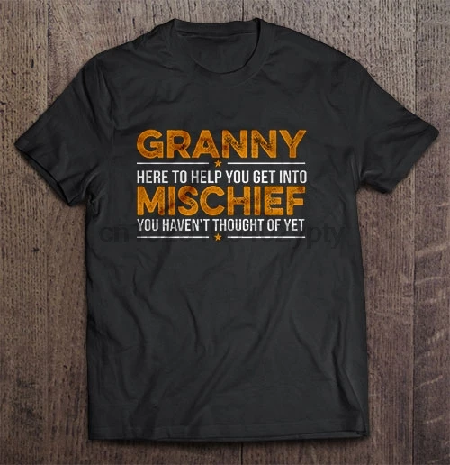 Мужская футболка бабушка здесь чтобы помочь вам забыть о том что вы еще не думали