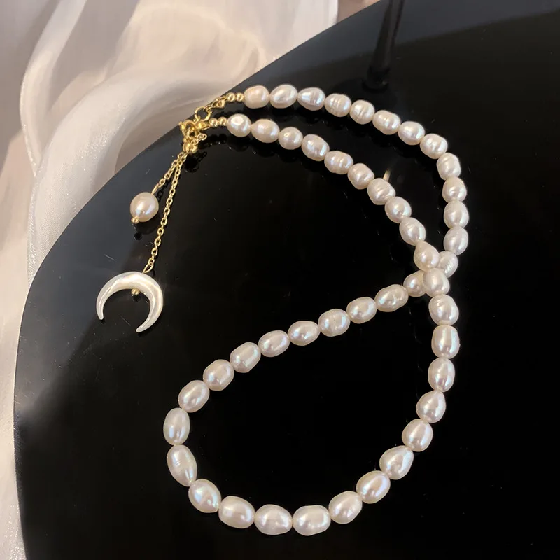 

Luxury Minority Design High-Grade Special-Shaped Natural Short Pearl Necklace Moon Pendant Human Gentle Necklace for Women