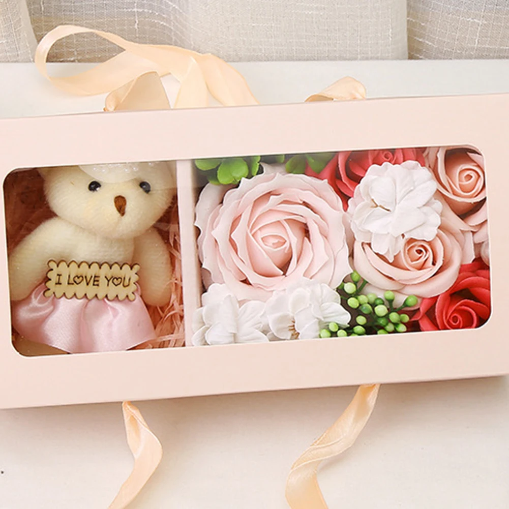 Подарочная коробка с розовым мылом и изображением маленького медведя не