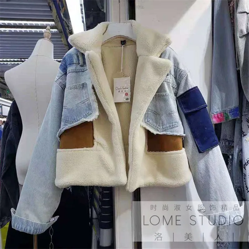 Женская джинсовая куртка зимняя короткая из овечьей шерсти свободного кроя с