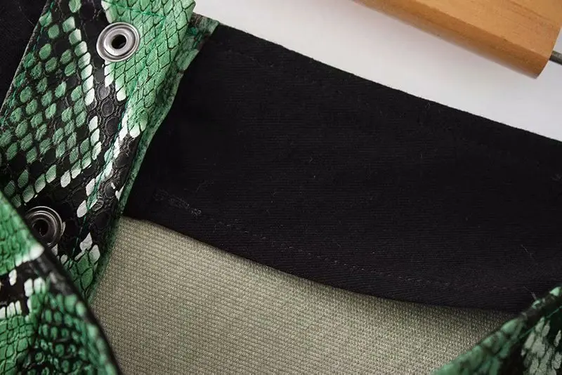 Женская мини юбка из искусственной кожи карандаш зеленого цвета со змеиным