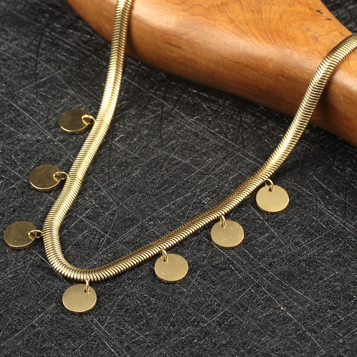 

New Retro Golden Chain Snake Necklace Women's Fashion Punk Metal Round Pendant Snake Bone Chain 2021 Trend Women