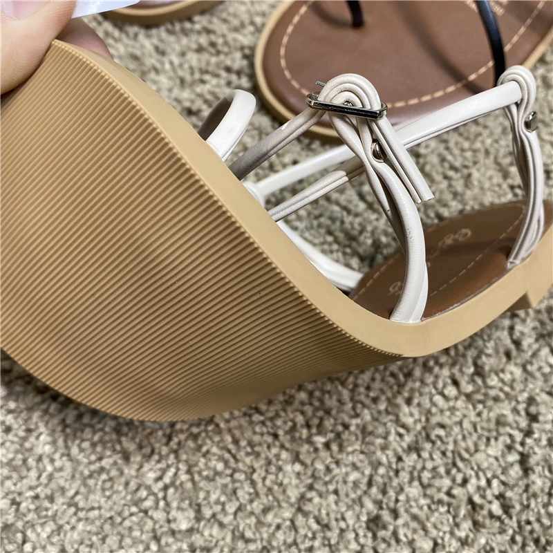 Женские босоножки на плоской подошве DEAT черные из искусственной кожи с круглым