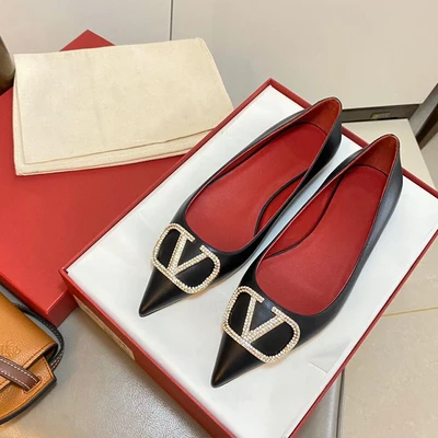 

2020 Brand New Black Flat Shoes Women Pointe Toe Gold V Metal Drill Buckle Real Leather Flat Heel Right V Right Logo Size 34-40