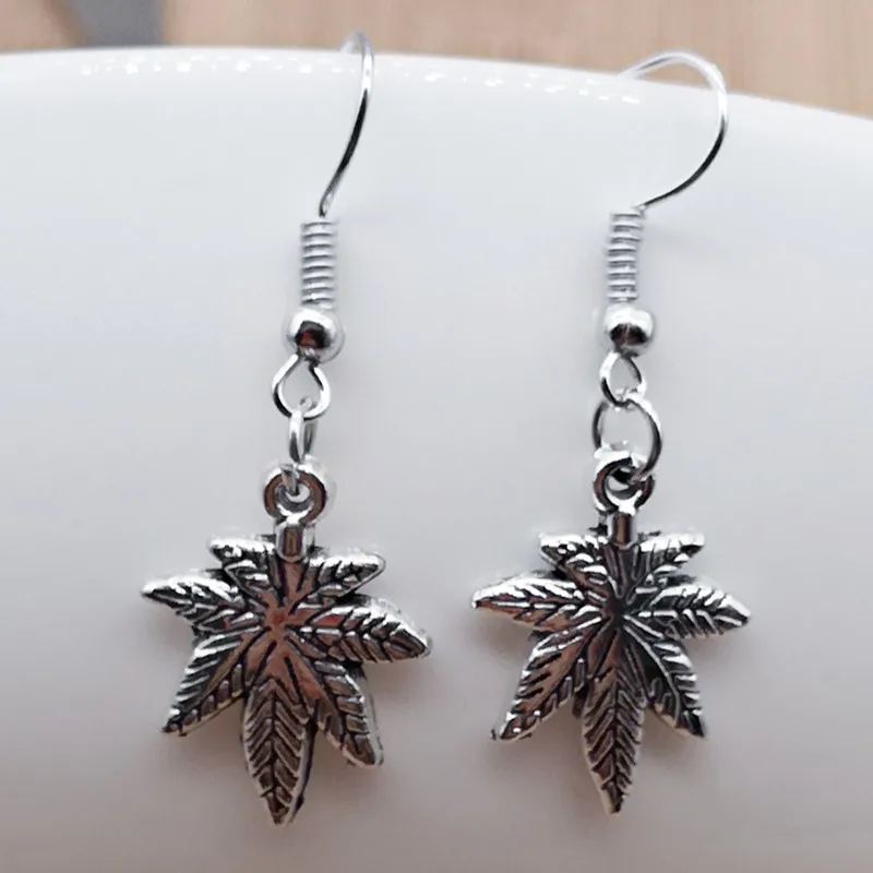 Новая мода 1 пара кленовых листьев горшков марихуаны Женские аксессуары серьги |