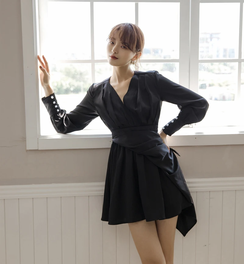 Женское атласное платье с v-образным вырезом CHEERART черно-белое Асимметричное