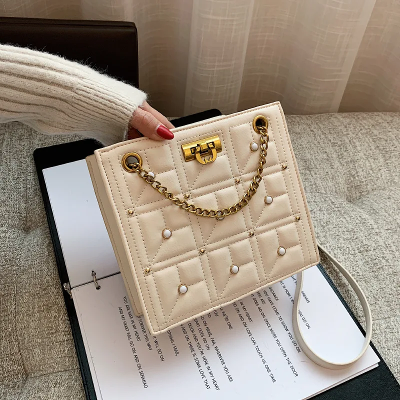 

Роскошная сетчатая женская сумка через плечо с заклепками, новинка 2021, Высококачественная женская дизайнерская сумка из искусственной кож...