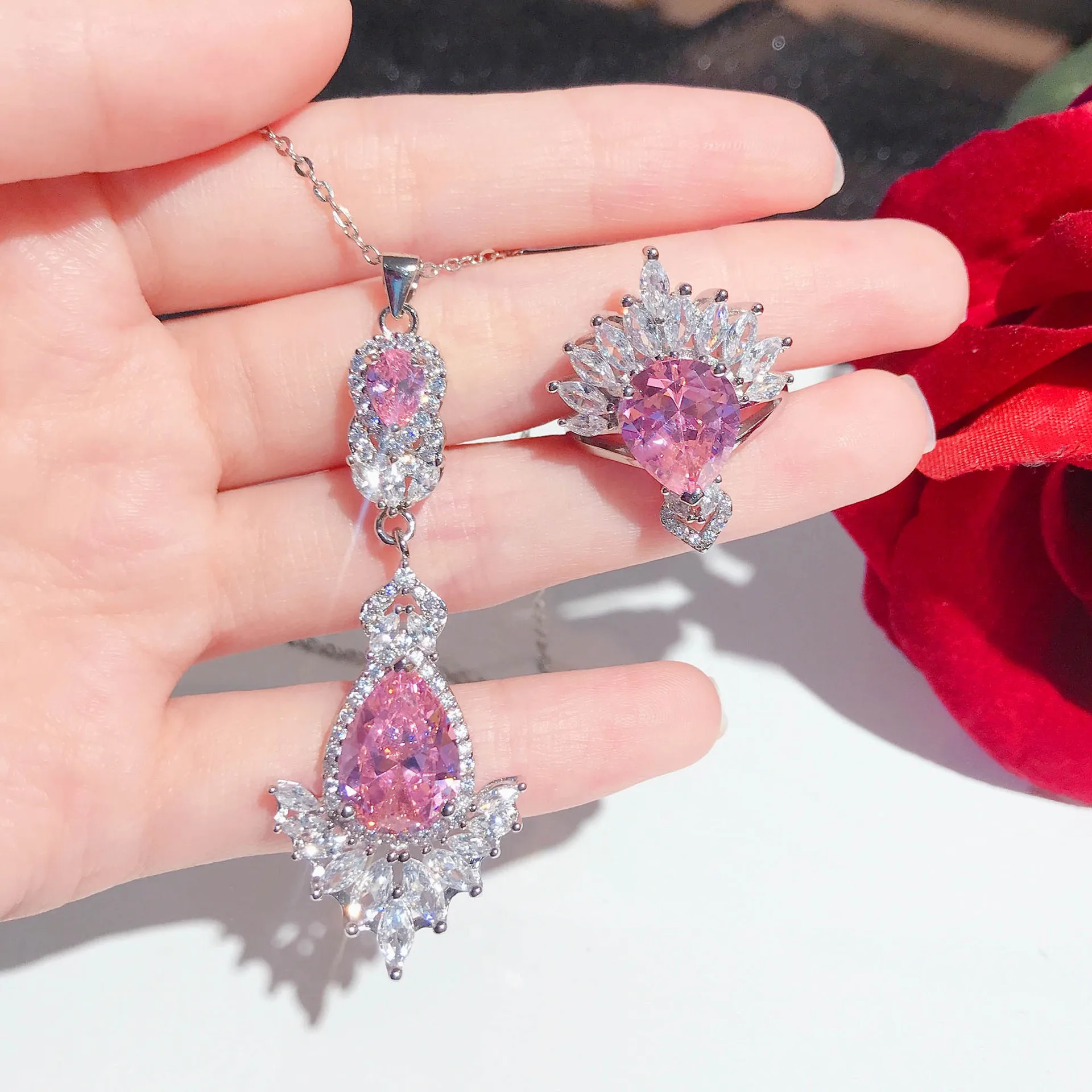 

Fashion Trend Pink Crystals Necklace Bohemian Flower Opal Pendant Necklace Female Beautiful Crystal Necklace Gift 2021 NEW