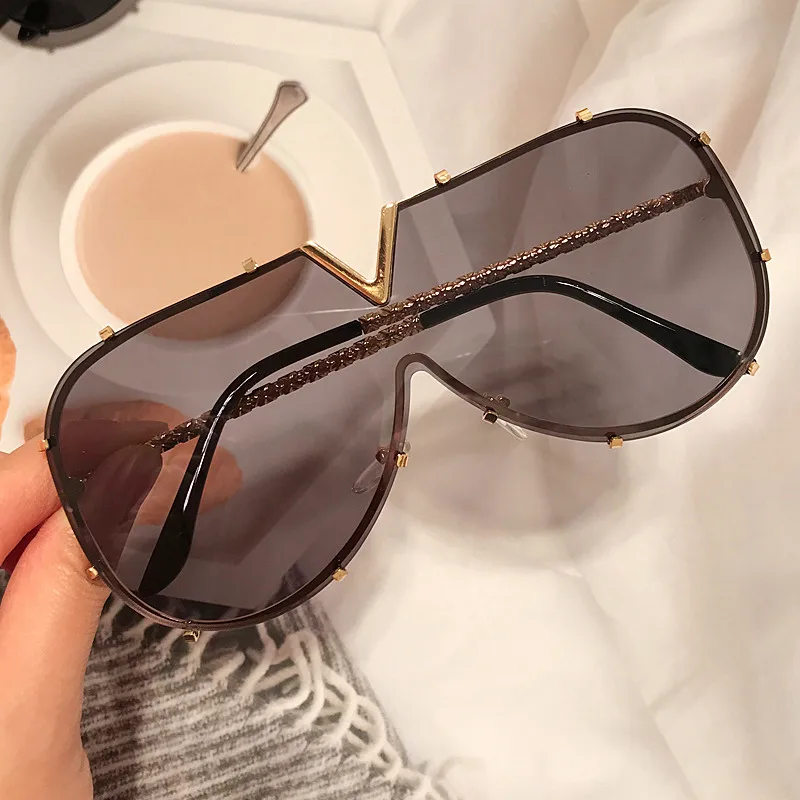 

2020 New Fashion One Piece Shield Sunglasses For Women Vintage Oversized Paw Sun Glasses Men Uv400 Hip Hop Punk Eyewear Black