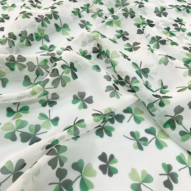Тонкая шифоновая ткань с принтом четырехлистного клевера шириной 145 см для