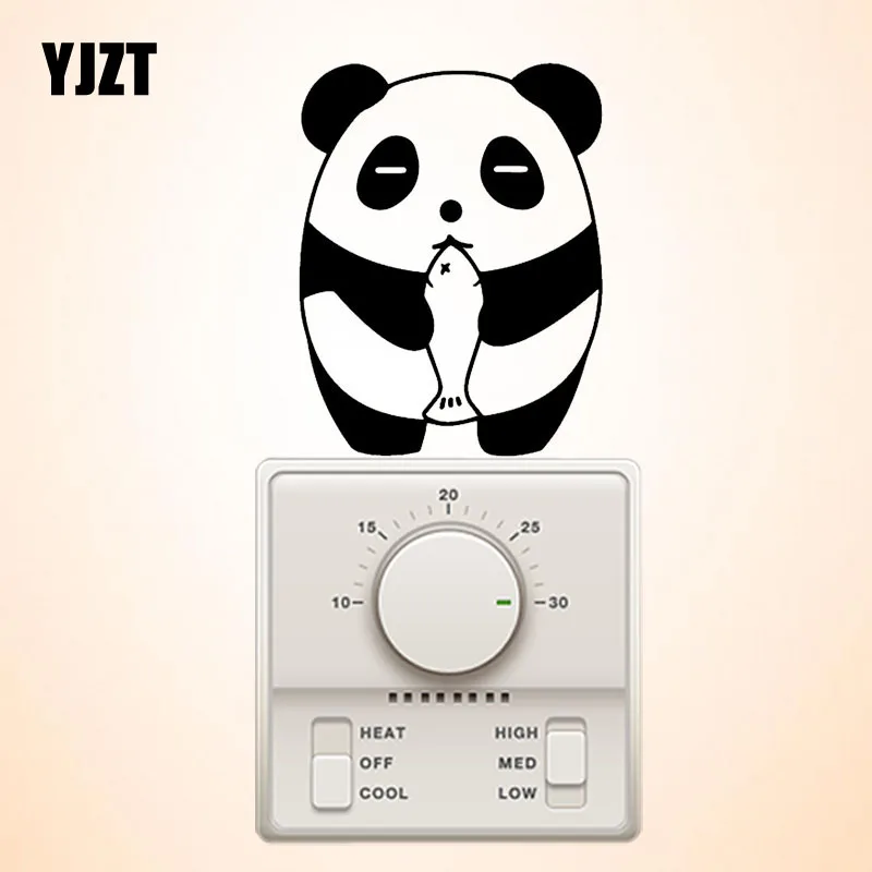 YJZT смешная панда ест рыбу виниловые наклейки в виде Фотообоев c переводными