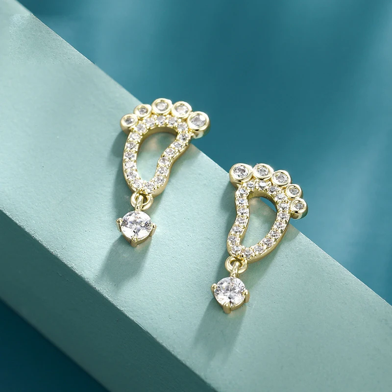 

Маленькие свежие и маленькие серьги из Южной Кореи с микроинкрустацией из искусственных драгоценных камней женские темпераментные просты...