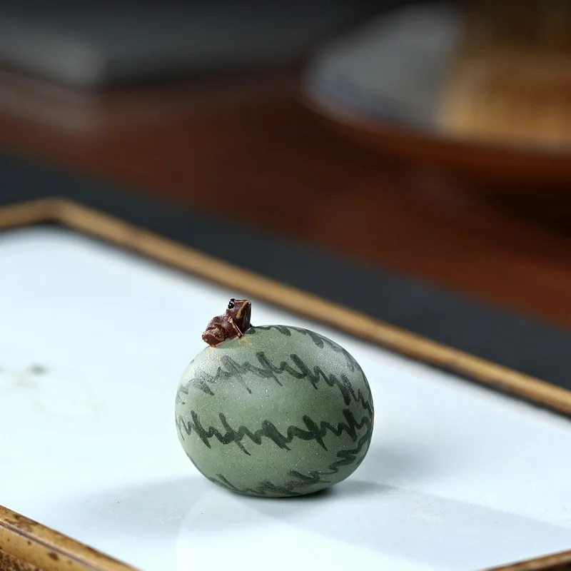 Украшение для чайного питомца - Жаба, плевущая арбузы. Маленькая игрушка. Набор из пурпурного песчаника. Ручная работа. Украшение для дома. Декоративный поднос.