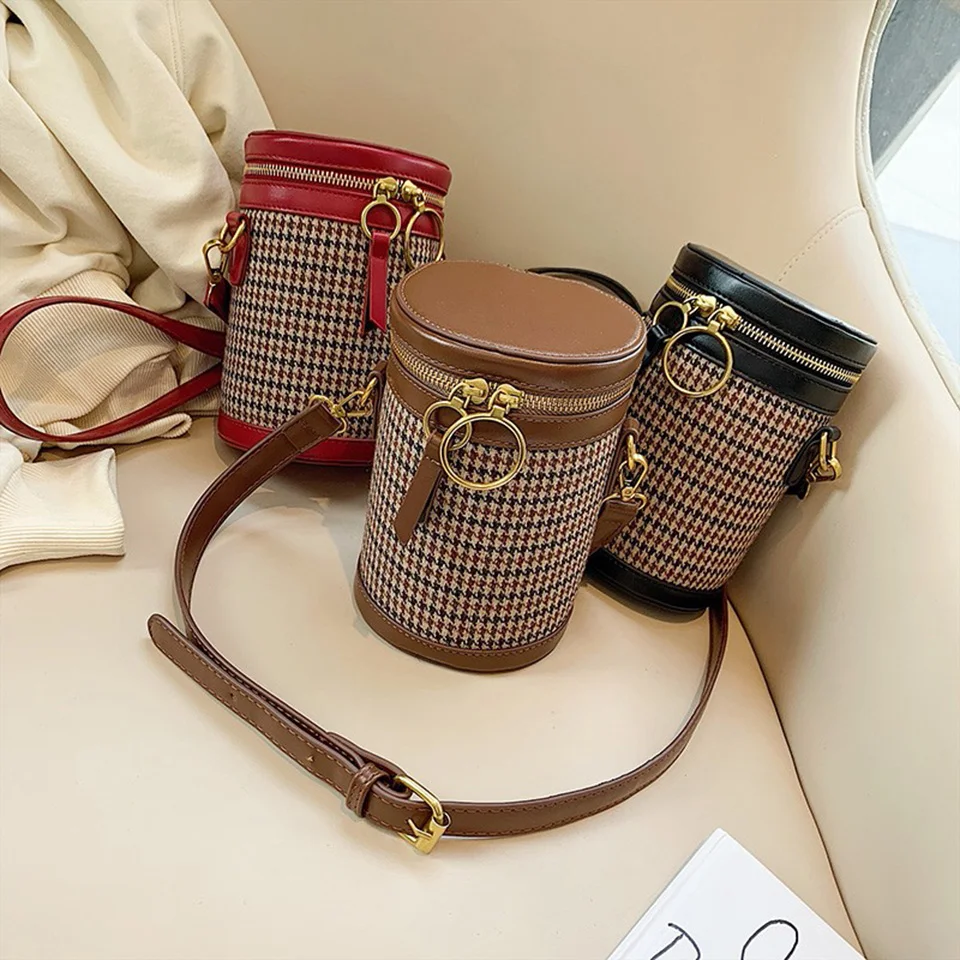 Женская сумка мешок через плечо мессенджер в клетку модная однотонная сумочка