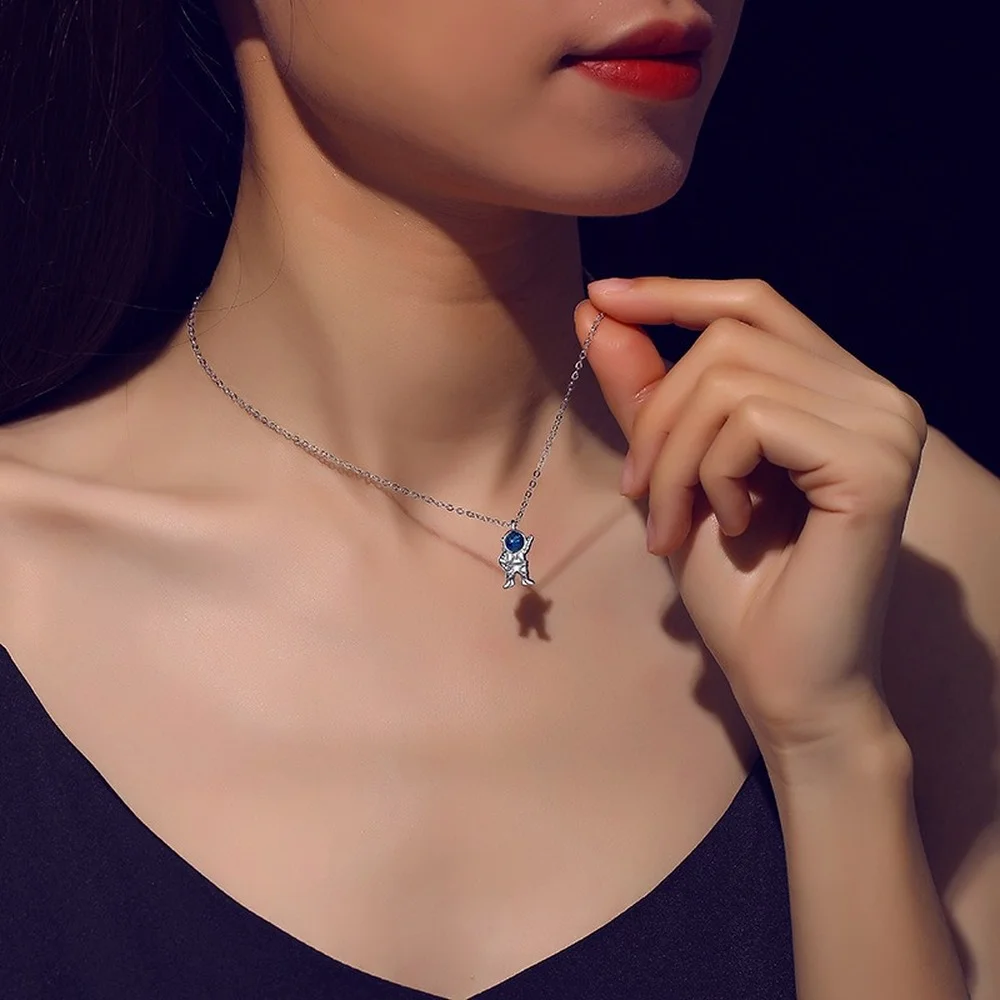

2021Japan and South Korea fashion OL alloy new ins tide personality astronaut shape pendant necklace female party clavicle chain