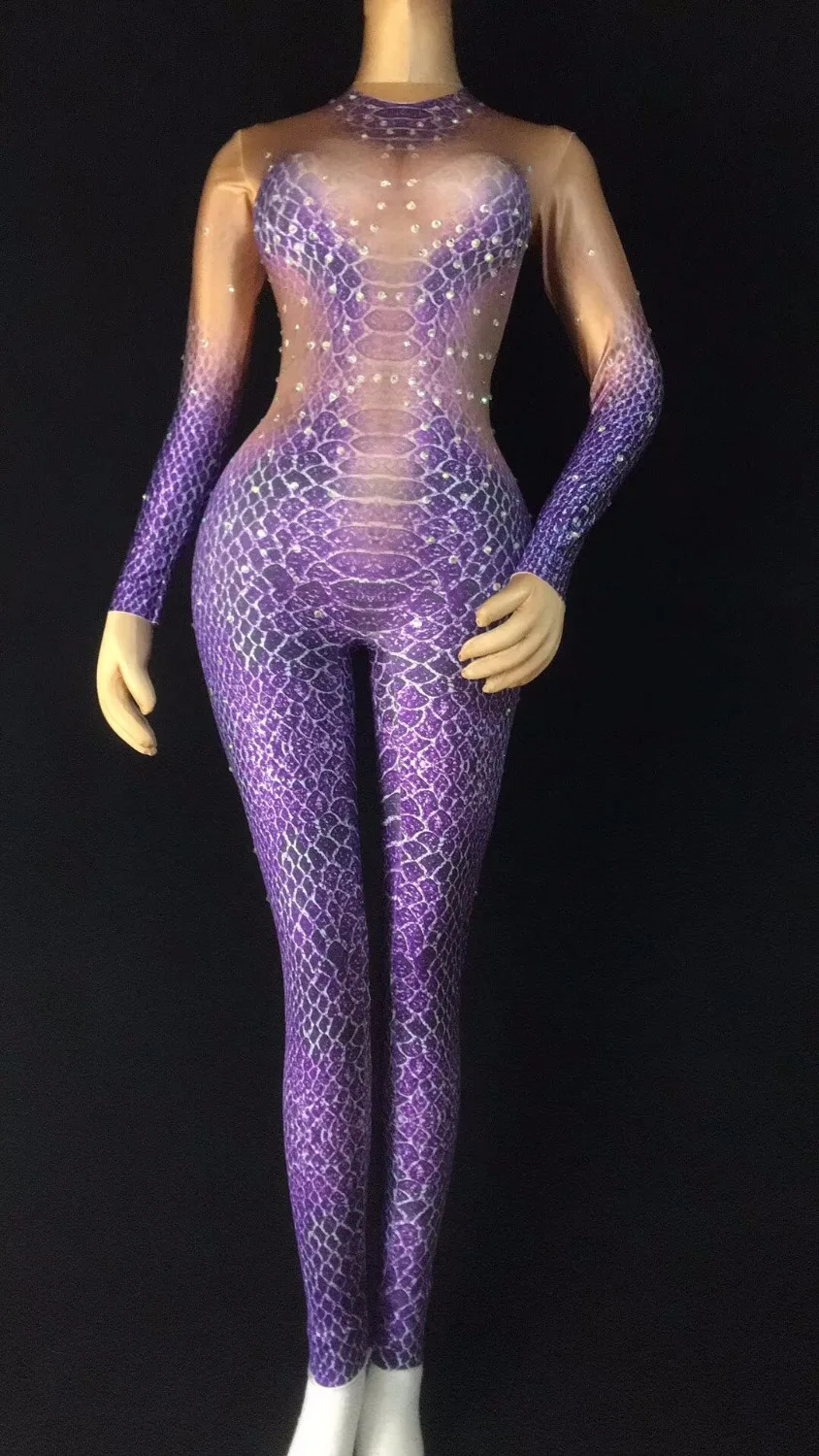 Женский комбинезон со змеиным принтом праздничный с фиолетовыми кристаллами