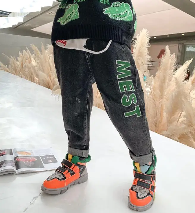 

Детские Джинсы для малышей с вышивкой с буквенным принтом; Сезон весна-осень; Прямые штаны тертые джинсовые повседневные штаны