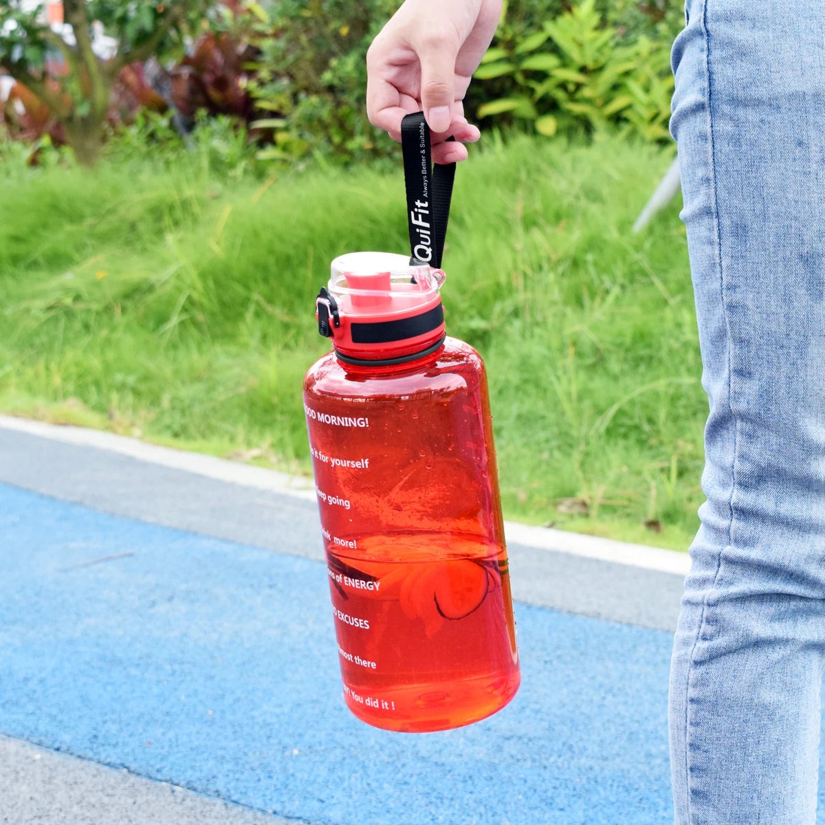 QuiFit 2L 1.3L 450 мл полгаллона Тритан Спортивная бутылка для воды с блокировкой флип-флоп крышкой фруктовой заваркой сетка прозрачный питьевой бутылки для воды